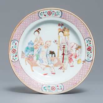 Een fijn Chinees famille rose 'ruby back' bord met figuren in een interieur, Yongzheng