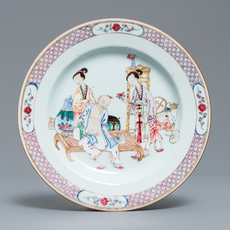 Een fijn Chinees famille rose 'ruby back' bord met figuren in een interieur, Yongzheng