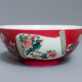 Een uitzonderlijke Chinese famille rose kom met robijnrode fondkleur, Yongzheng