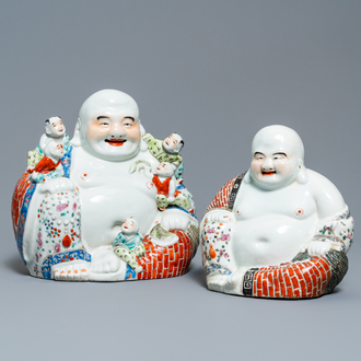 Twee Chinese famille rose figuren van Boeddha, 19/20e eeuw