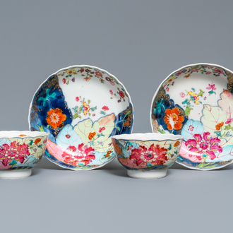 Een paar Chinese famille rose koppen en schotels met 'Tabaksbladeren' decor, Qianlong