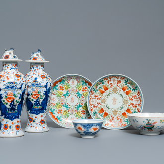 Zes stukken Chinees polychroom porselein, 19/20e eeuw