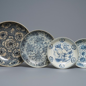 Quatre plats en porcelaine de Chine en bleu et blanc, Hongzhi