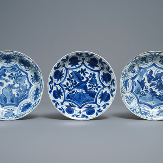 Drie Chinese blauw-witte kraakporseleinen borden met vogels en een sprinkhaan, Wanli