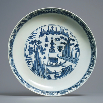 Een kapitale Chinese blauw-witte schotel met een landschap, Jiajing