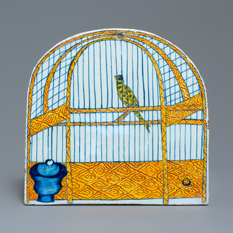 Een polychrome Delftse trompe-l'oeil plaquette met een vogelkooi, 18e eeuw