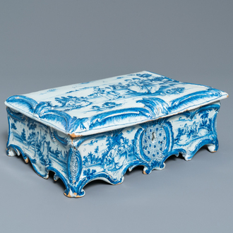 Een zeldzame blauw-witte Delftse sieradenkist met deksel, 18e eeuw