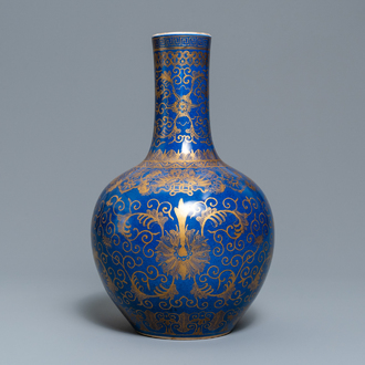 Een Chinese flesvormige poederblauwe vaas met verguld decor van lotusslingers, Kangxi merk, 19/20e eeuw