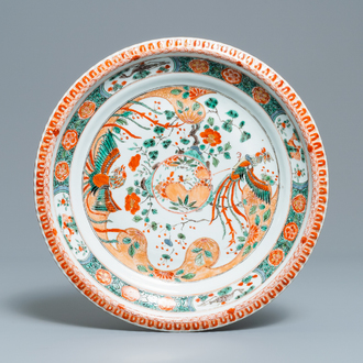 Een Chinese famille verte schotel met feniksen, Kangxi