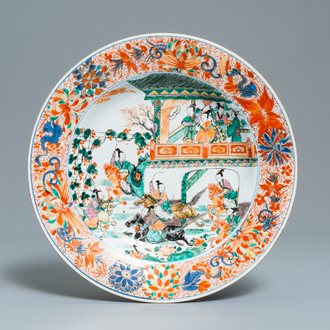 Een Chinese rose-verte 'Generaal Yang en Mu Guiying' schotel, Kangxi/Yongzheng