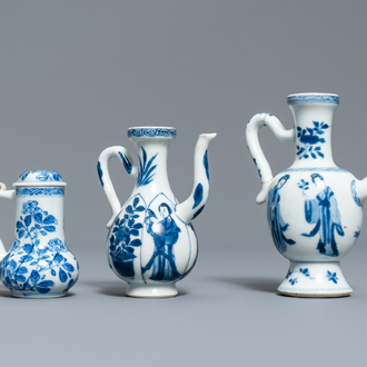 Drie Chinese blauw-witte kannetjes, Kangxi