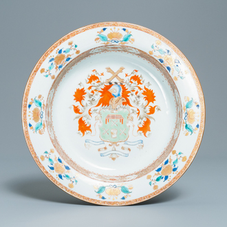 Een Chinees famille verte bassin met wapendecor, Kangxi/Yongzheng