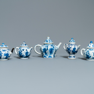 Vijf Chinese blauw-witte theepotten met Lange Lijzen, Kangxi