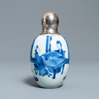 Een Chinese blauw-witte theebus met zilveren deksel, Kangxi