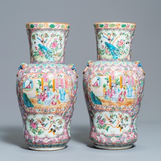 Een paar Chinese famille rose vazen met roze fondkleur, 19e eeuw