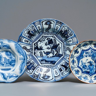Twee blauw-witte Delftse chinoiserie borden en een schotel, 17/18e eeuw