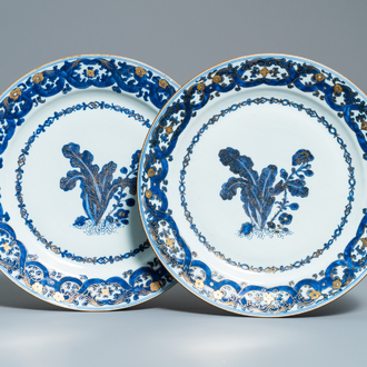 Een paar Chinese blauw-witte vergulde schotels, Qianlong