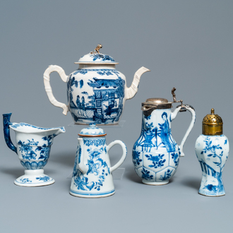 Drie Chinese blauw-witte kannen, een theepot en een vaas met montuur, Kangxi/Qianlong