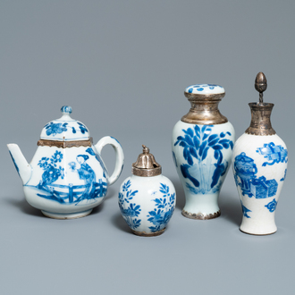 Drie Chinese blauw-witte vaasjes en een theepot met zilveren monturen, Kangxi