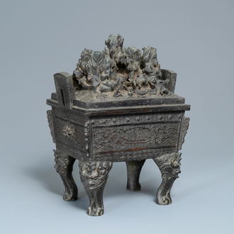 Een grote Chinese bronzen wierookbrander met dieren bij een heuvelig landschap, Ming