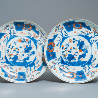 Een paar grote Chinese Imari-stijl schotels, Kangxi