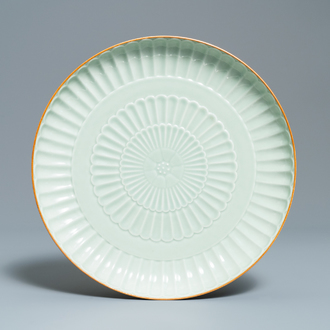 Een Chinese celadon schotel in de vorm van een chrysant, Jingdezhen, gedat. 1954