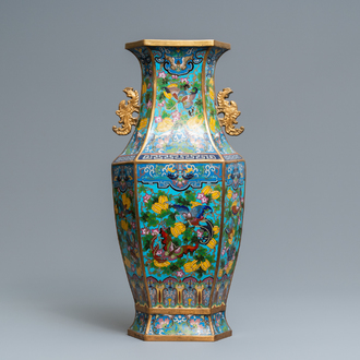 Een Chinese hexagonale cloisonné vaas met vlinders, Xuande merk, 19e eeuw