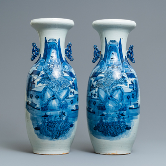 Een paar Chinese blauw-witte vazen met landschappen, 19e eeuw