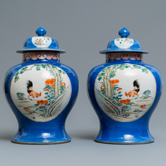 Een paar Chinese famille rose dekselvazen, Qianlong merk, 19e eeuw