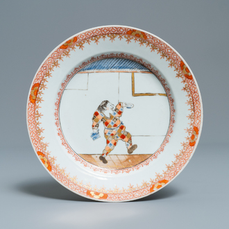 Een Chinees 'South Sea Bubble' bord met de Commedia dell'arte figuur Harlekijn, Kangxi/Yongzheng