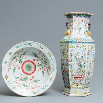 Een hexagonale Chinese famille rose vaas met antiquiteiten en een kom, 19e eeuw