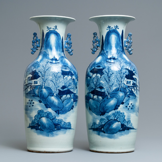 Een paar Chinese blauw-witte vazen met landschappen, 19e eeuw