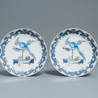 Een paar Chinese eierschaal porseleinen Pronk-studio borden met papegaaien, Yongzheng/Qianlong