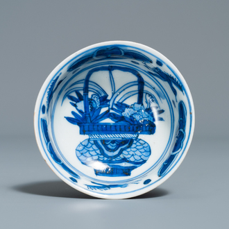 Een zeldzaam Chinees blauw-wit kraakporseleinen kommetje met 'reiger' merk, Wanli