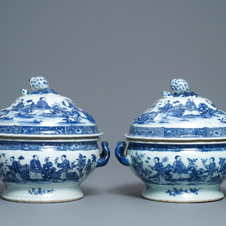 Een paar Chinese blauw-witte dekselterrines met vrouwen in een tuin, Qianlong