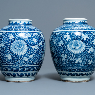 Een paar Chinese blauw-witte vazen met floraal decor, Kangxi