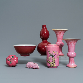 Zeven stukken Chinees monochroom roze en leverrood porselein, Kangxi en later