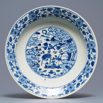 Een Chinese blauw-witte Swatow schotel met inscriptie, Ming