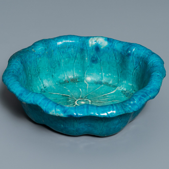 Een Chinese monochrome turquoise penselenwasser in de vorm van een lelieblad, 18/19e eeuw