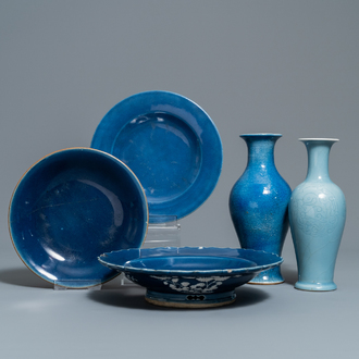 Twee Chinese monochrome blauwe vazen en drie schotels, 19/20e eeuw