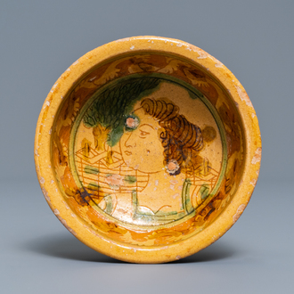 Een Italiaanse sgraffiato tazza met portret, wellicht Ferrara, 15/16e eeuw