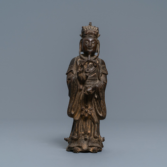 Een Chinese bronzen figuur van een hoogwaardigheidsbekleder, Ming