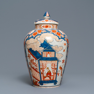Een Delfts doré Imari-stijl chinoiserie dekselvaas, 1e kwart 18e eeuw