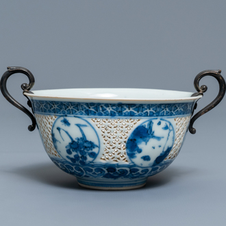 Een Chinese blauw-witte ajour kom met zilveren montuur, Transitie periode