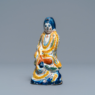 Een polychrome Delftse chinoiserie figuur van de Chinese godin Guanyin, 1e kwart 18e eeuw