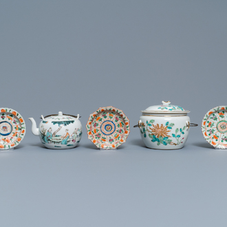 Een Chinese famille rose theepot, een dekselkom en drie Bencharong tazzas, 19e eeuw