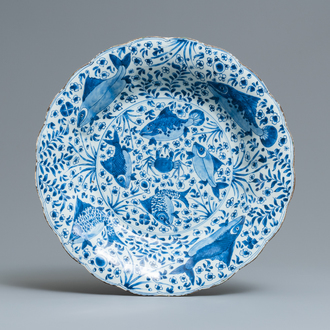 Een grote Chinese blauw-witte plooischotel met vissen, Kangxi