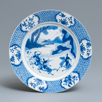 Een Chinese blauw-witte schotel met ruiters te paard, Chenghua merk, Kangxi