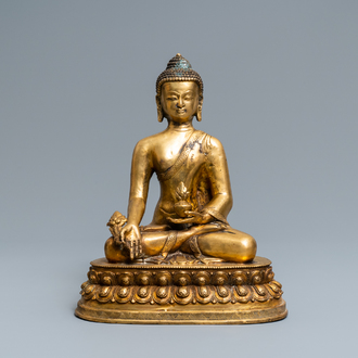 Een Tibetaanse verguld bronzen figuur van Boeddha, vroeg 20e eeuw