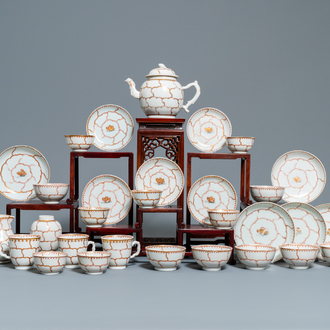 Een Chinees ijzerrood en verguld 30-delig theeservies met een vlinder, Qianlong